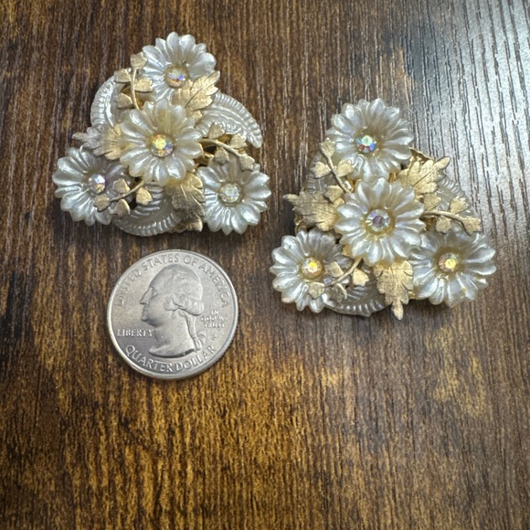Vintage Signed CORO Gold Tone White Flower Leaf Spin Clip on Earrings Rhinestone - Picture 2 of 3